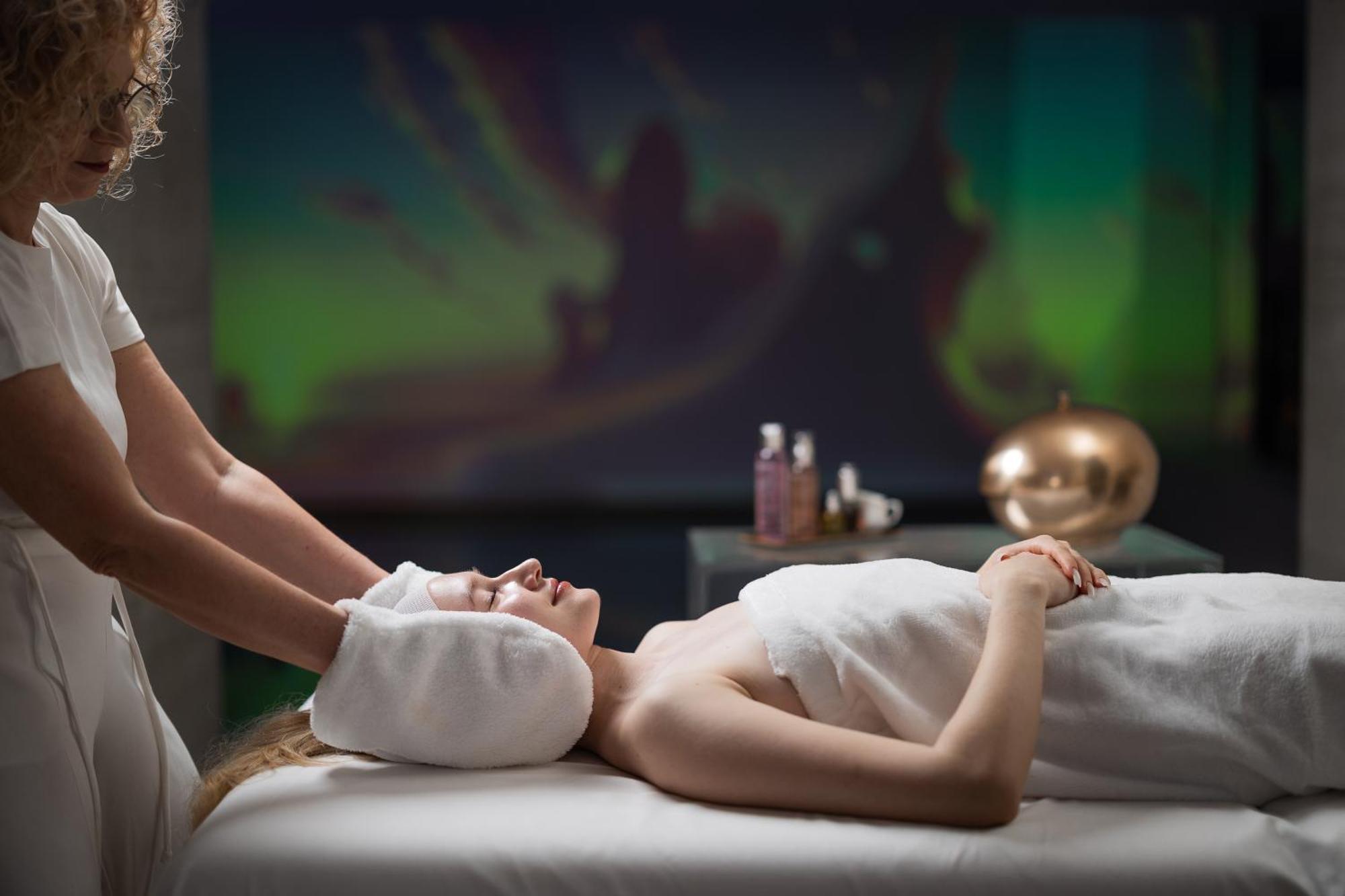 Helvetia&Bristol Firenze - Starhotels Collezione Ngoại thất bức ảnh A woman receiving a facial treatment