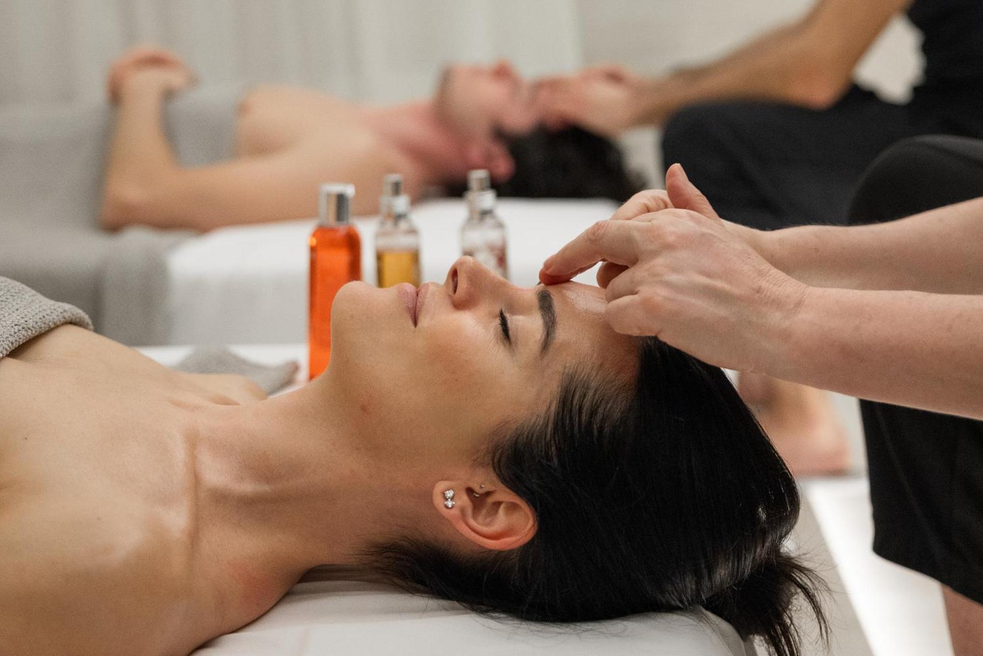 Helvetia&Bristol Firenze - Starhotels Collezione Ngoại thất bức ảnh A woman receiving a head massage