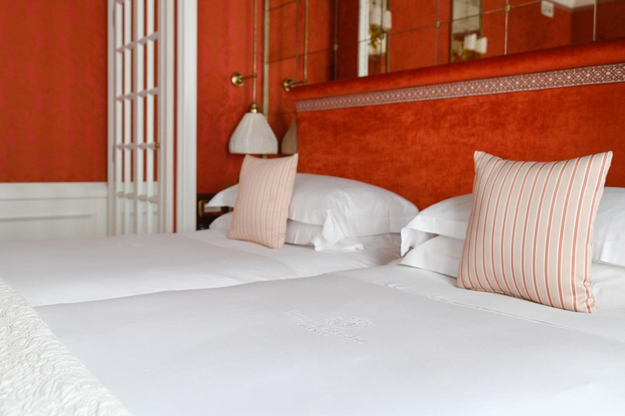 Helvetia&Bristol Firenze - Starhotels Collezione Ngoại thất bức ảnh A bed with pillows
